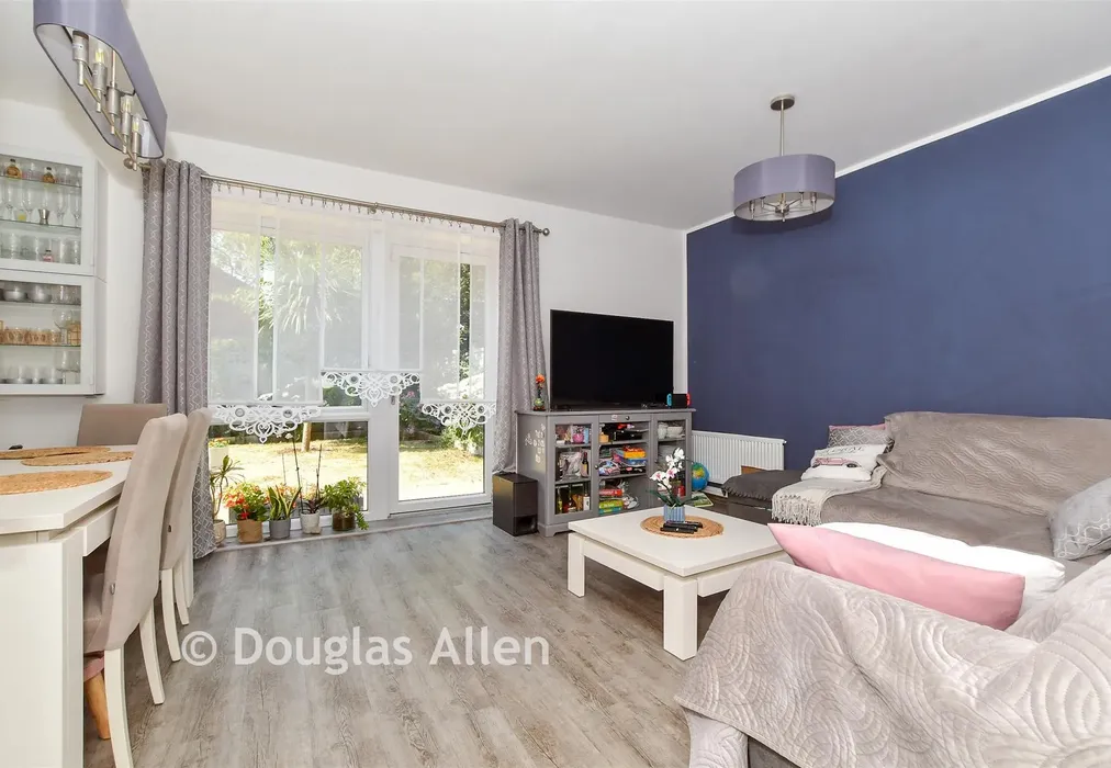 Lounge/Diner - Marine Crescent, Ilford, Essex - Wards of Kent