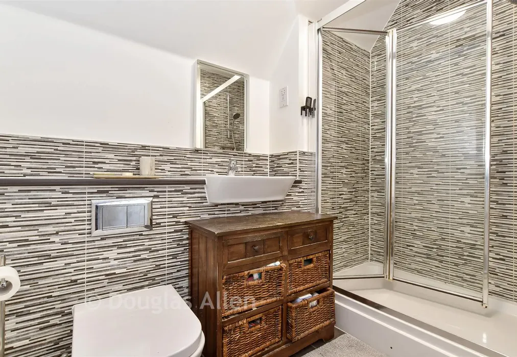 En-Suite - Marine Crescent, Ilford, Essex - Wards of Kent