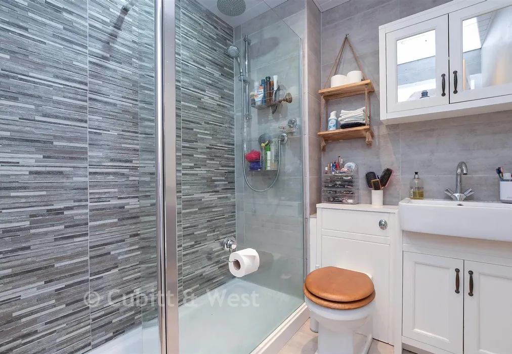 Bathroom - Carlton Tye, Horley, Surrey - Wards of Kent