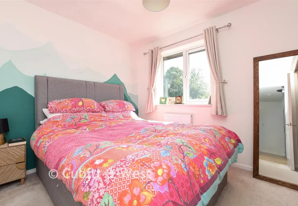 Bedroom 1 - Carlton Tye, Horley, Surrey - Wards of Kent