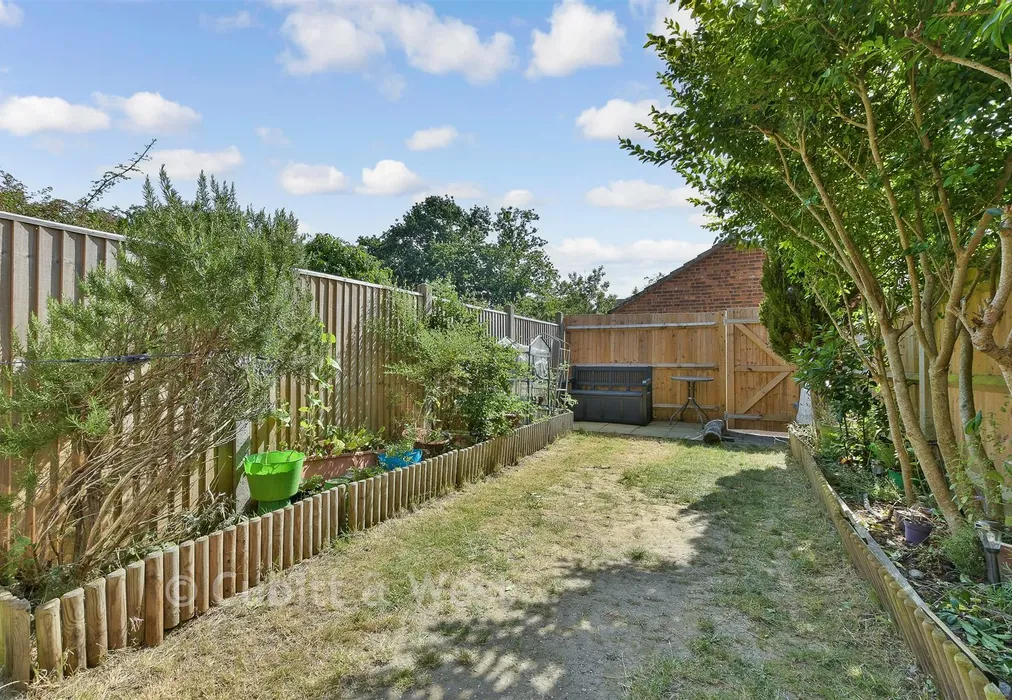 Rear Garden - Carlton Tye, Horley, Surrey - Wards of Kent