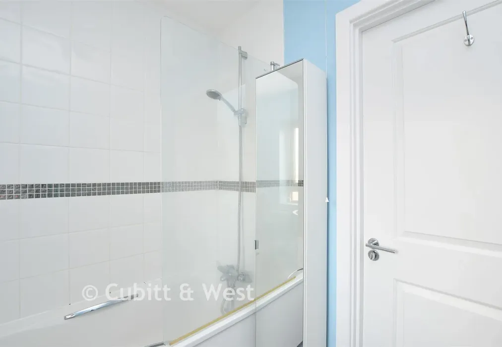 Bathroom - Carlton Road, Redhill, Surrey - Wards of Kent