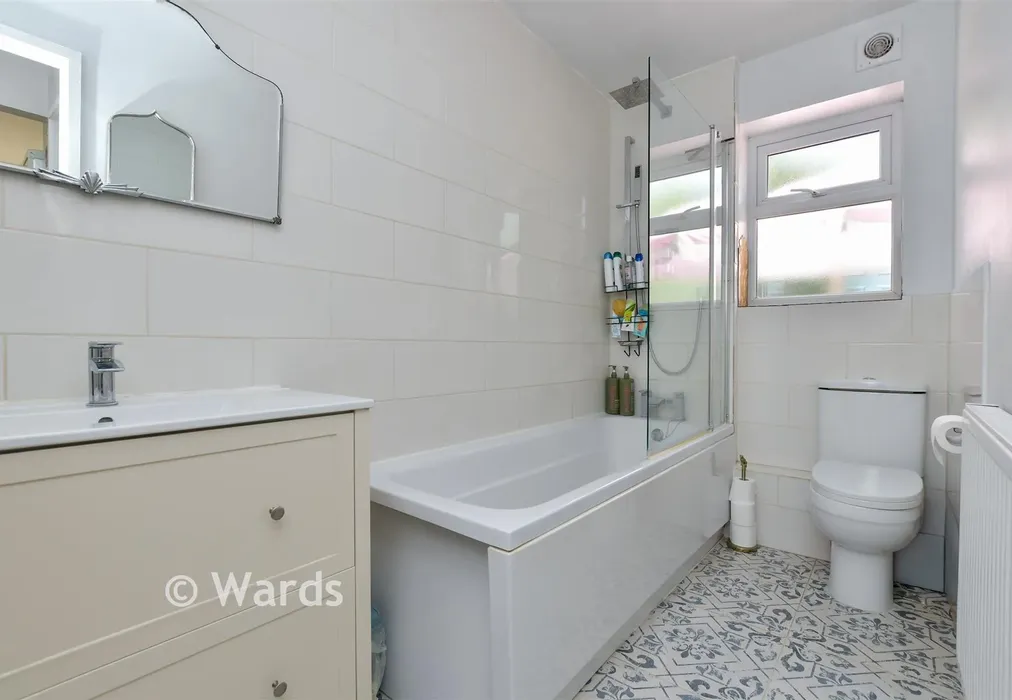 Bathroom - Northwood Road, Broadstairs, Kent - Wards of Kent