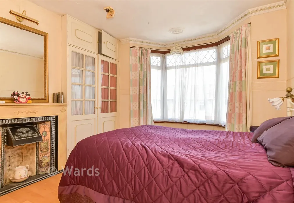 Bedroom 1 - Smarts Road, Gravesend, Kent - Wards of Kent