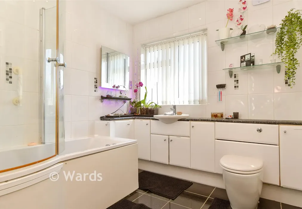 Bathroom - Smarts Road, Gravesend, Kent - Wards of Kent