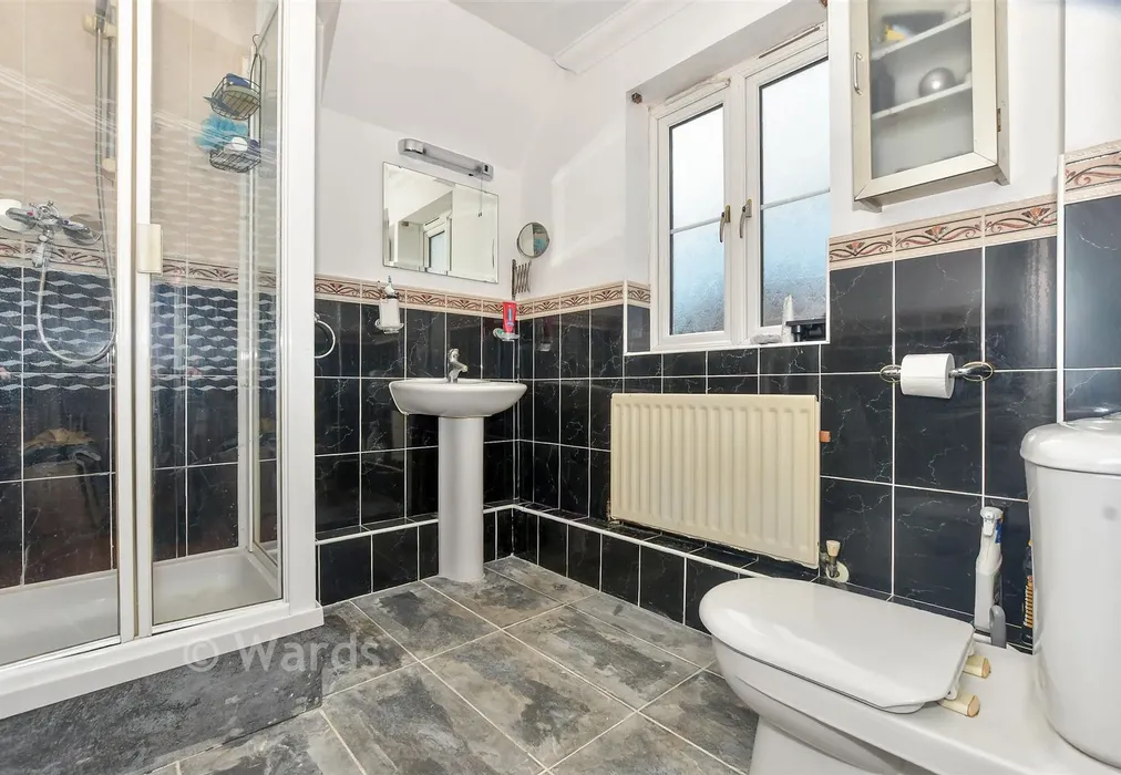 En-Suite - Barley Way, Ashford, Kent - Wards of Kent
