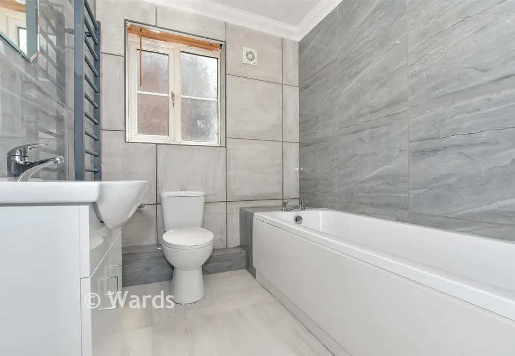 Bathroom - Barley Way, Ashford, Kent - Wards of Kent