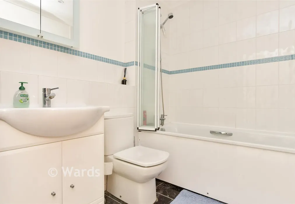 Jack And Jill Bathroom - Parish Close, Broadstairs, Kent - Wards of Kent