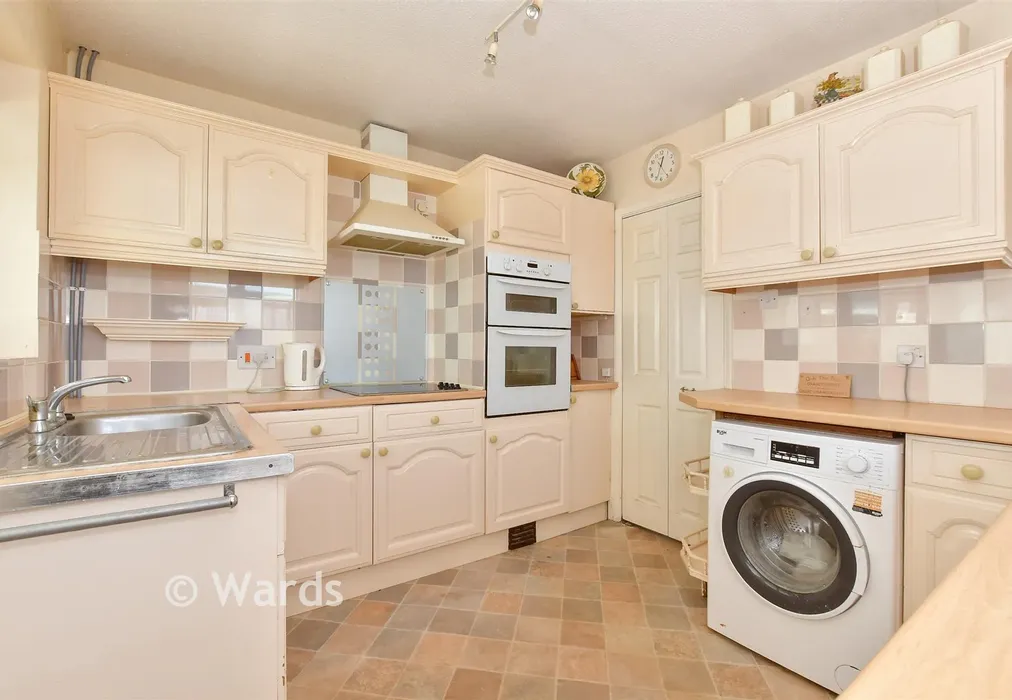Kitchen - Peak Drive, Eastry, Sandwich, Kent - Wards of Kent
