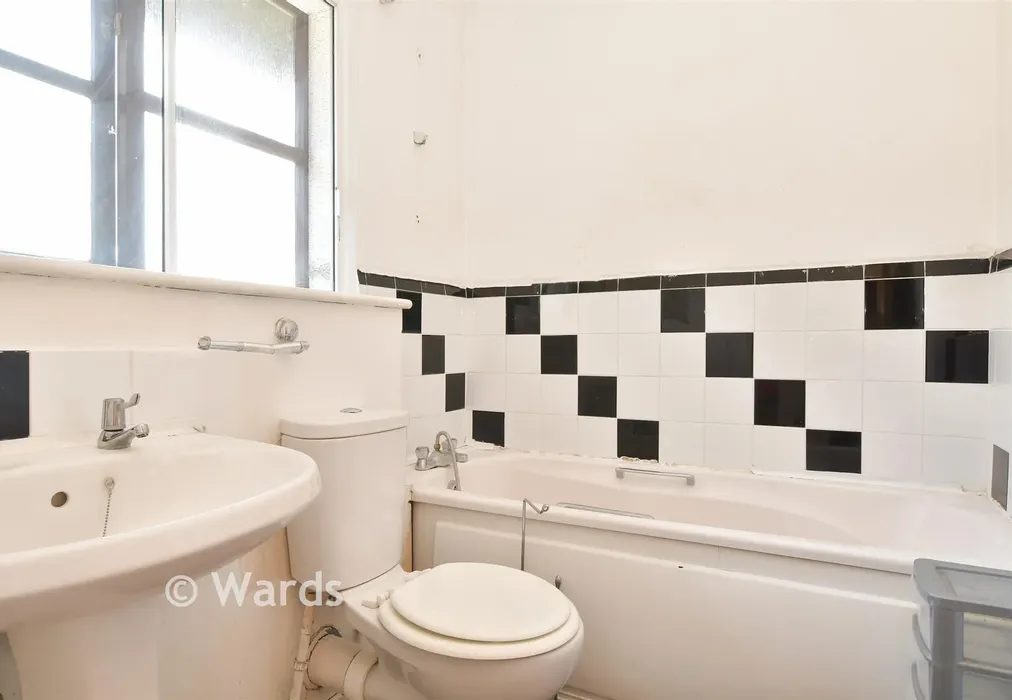 Bathroom - Clifton Walk, Dartford, Kent - Wards of Kent