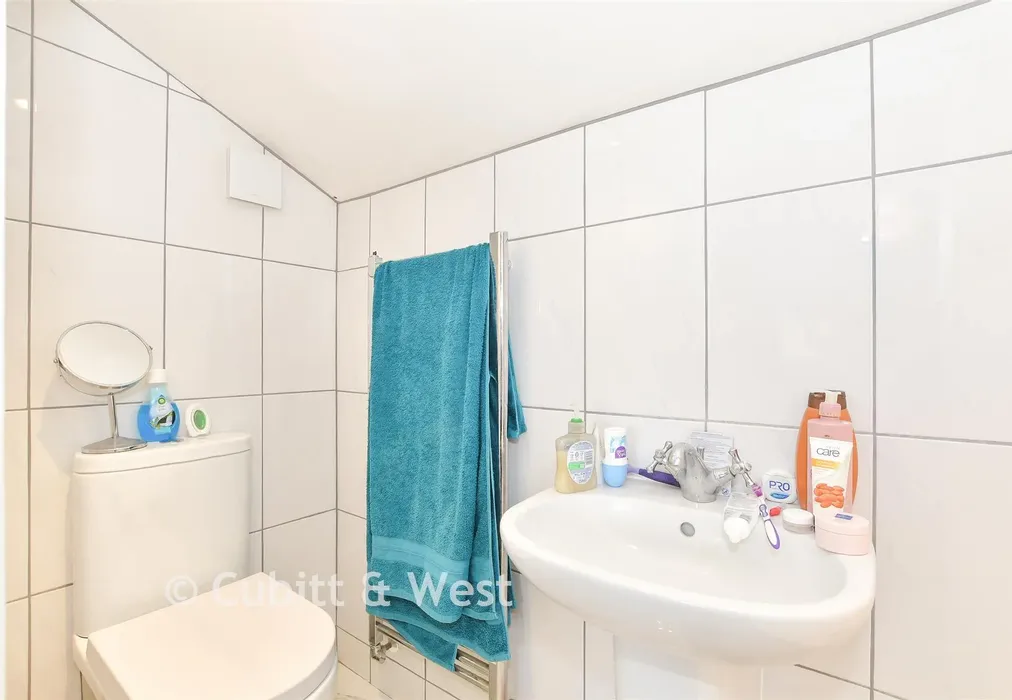 En-Suite Shower Room - Greenfields Way, Horsham, West Sussex - Wards of Kent