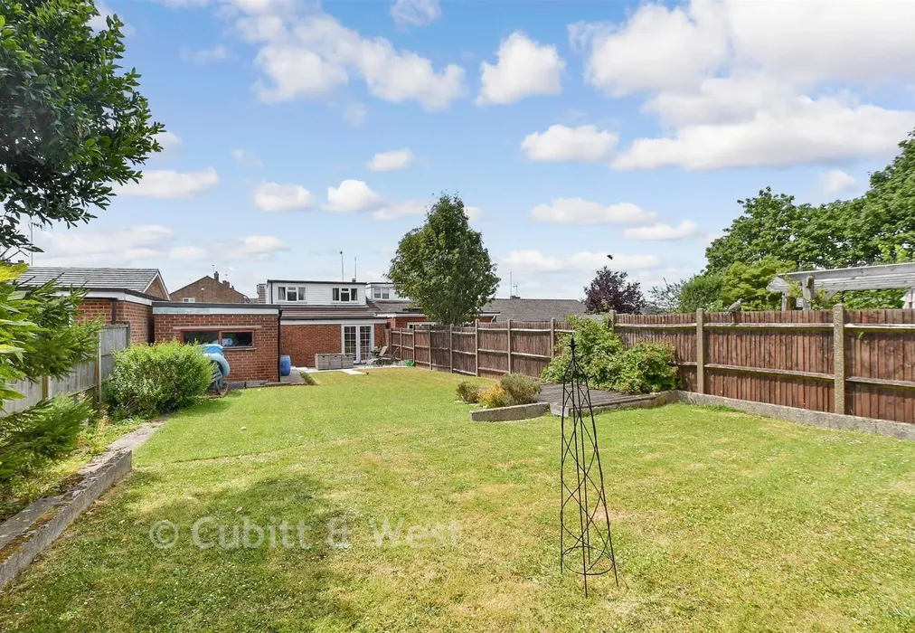Rear Garden - Greenfields Way, Horsham, West Sussex - Wards of Kent