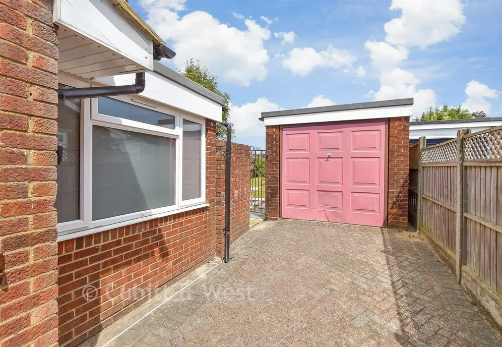 Driveway/Parking - Greenfields Way, Horsham, West Sussex - Wards of Kent