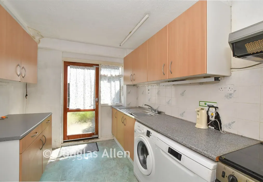 Kitchen - Great Knightleys, Basildon, Essex - Wards of Kent