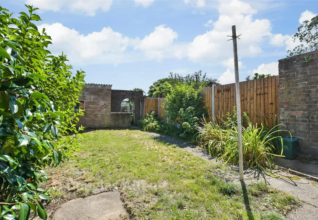 Rear Garden - Great Knightleys, Basildon, Essex - Wards of Kent