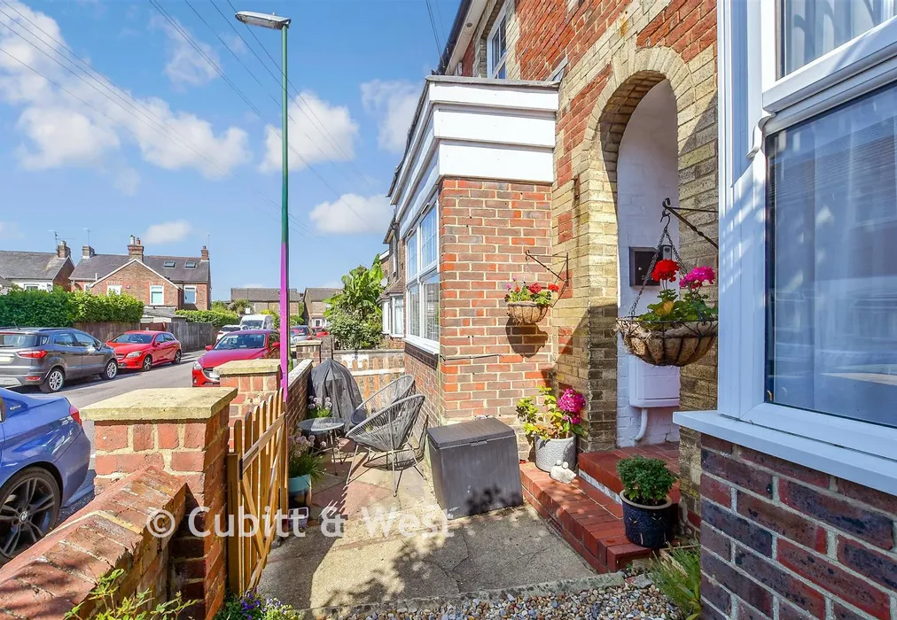 Front Garden - Nelson Road, Horsham, West Sussex - Wards of Kent
