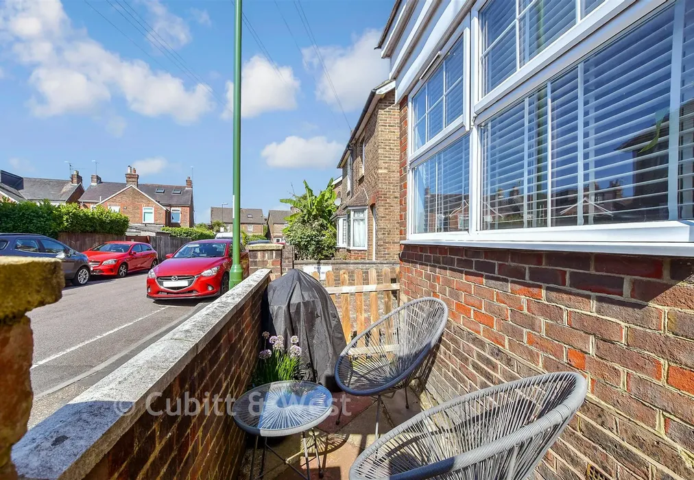 Front Garden - Nelson Road, Horsham, West Sussex - Wards of Kent