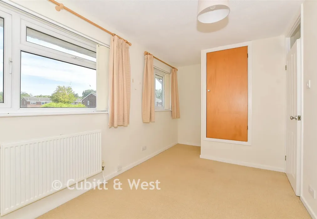 Bedroom 1 - Glebelands, Pulborough, West Sussex - Wards of Kent