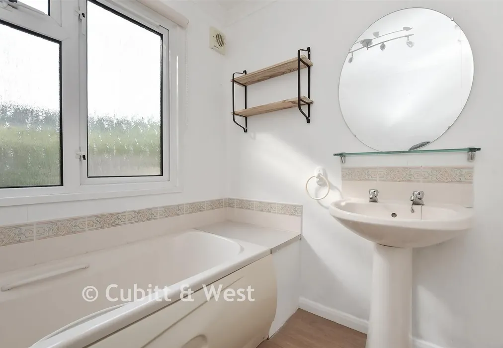 Bathroom - Boxhill Road, Tadworth, Surrey - Wards of Kent