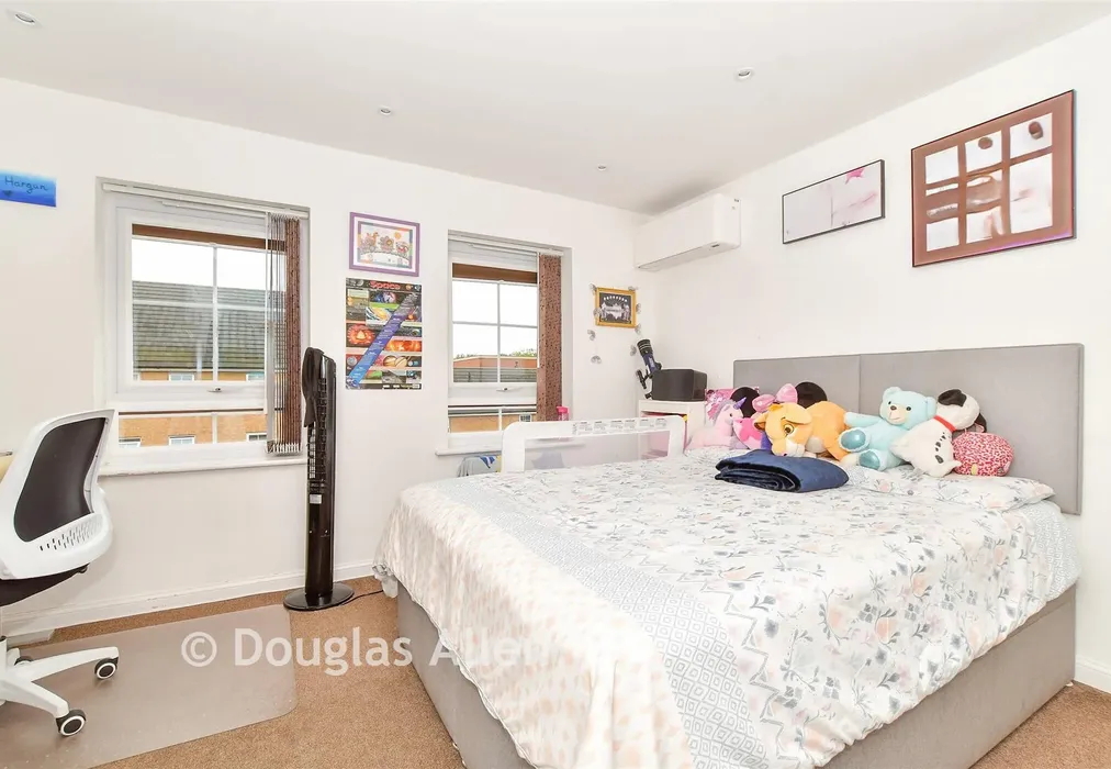 Bedroom Blurred - Broadhurst Place, Basildon, Essex - Wards of Kent