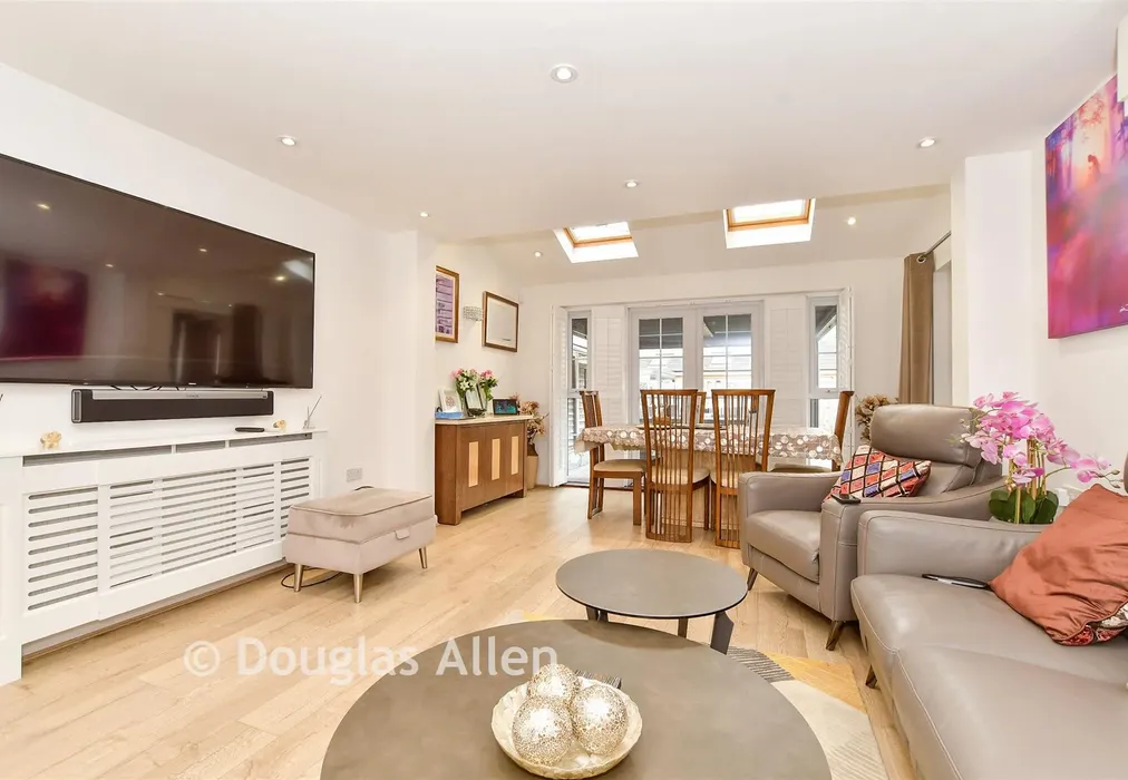 Lounge Blurred - Broadhurst Place, Basildon, Essex - Wards of Kent