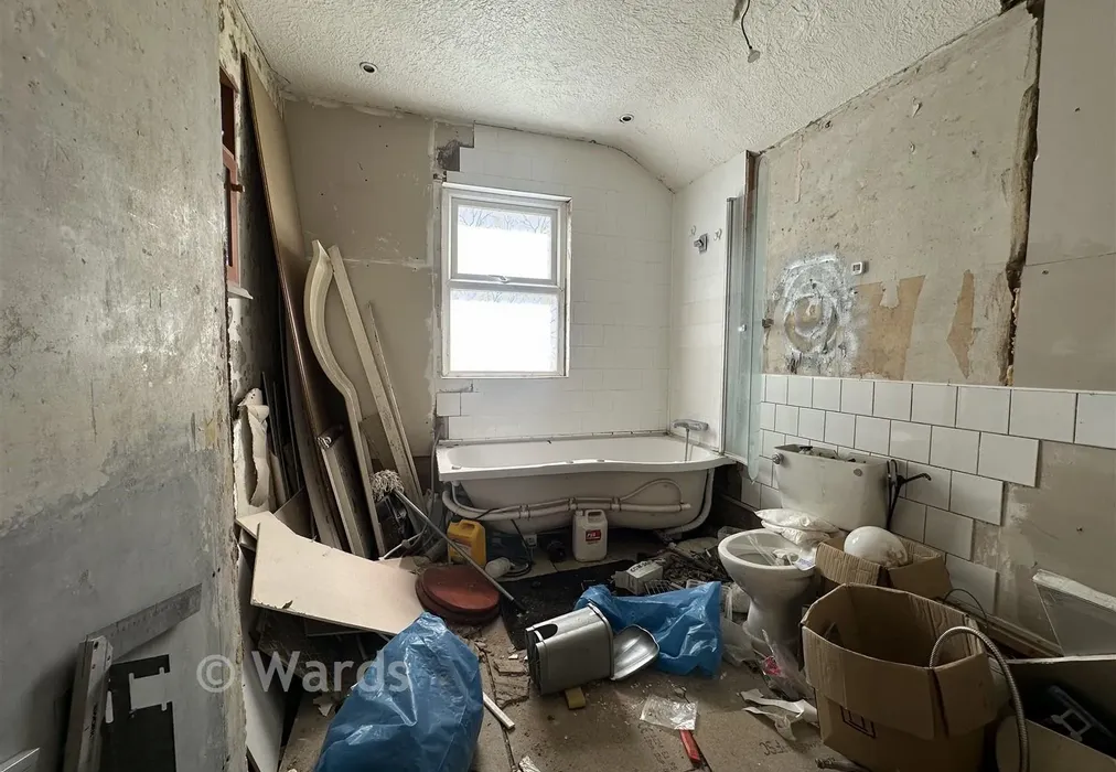 Bathroom - Crow Hill Road, Margate, Kent - Wards of Kent