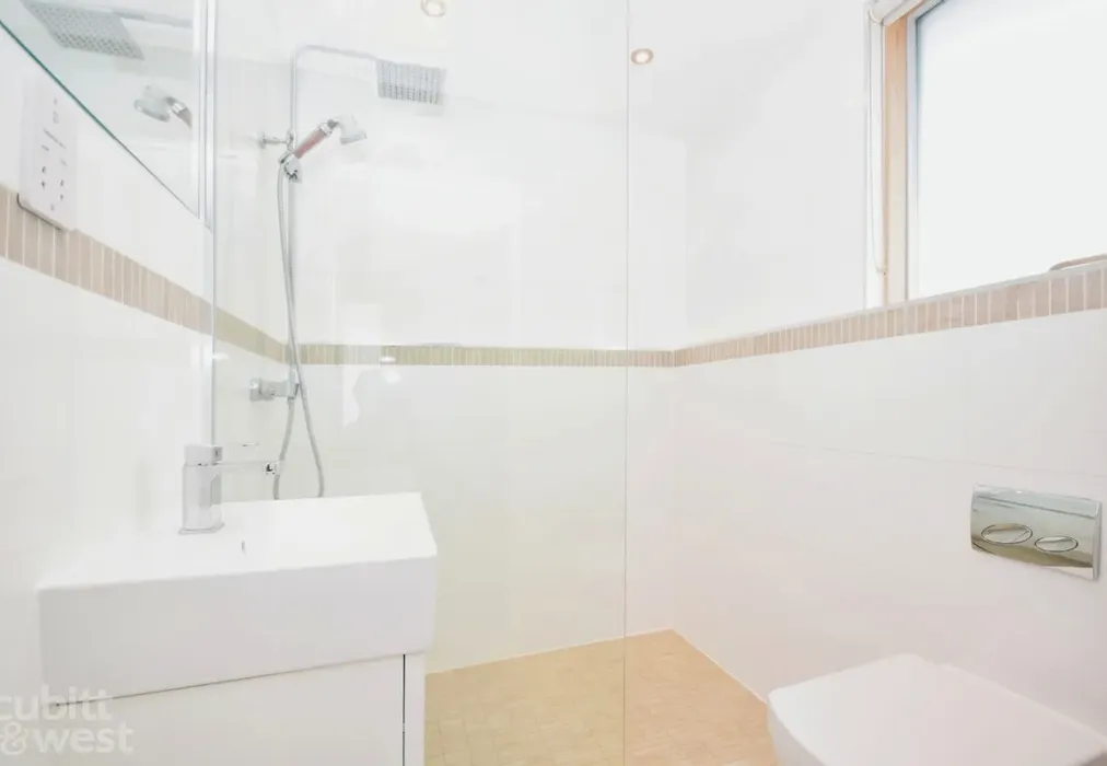En-Suite - Wood Street, East Grinstead, RH19 - Wards of Kent