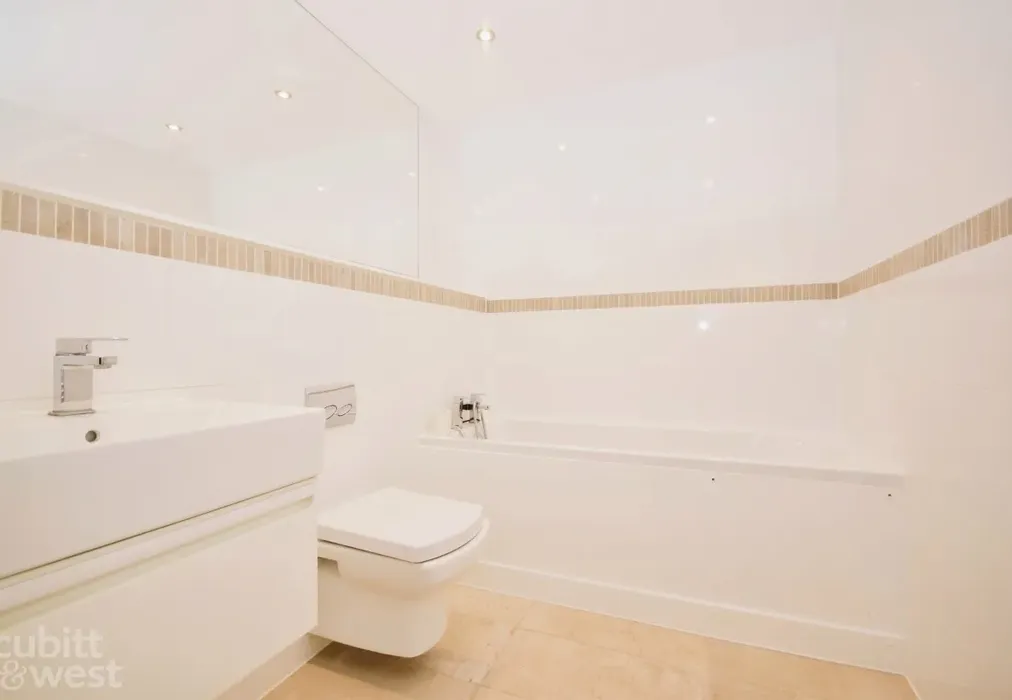 Bathroom - Wood Street, East Grinstead, RH19 - Wards of Kent