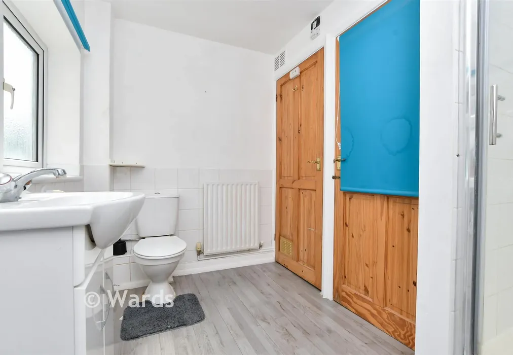 Bathroom - Turner Street, Ramsgate, Kent - Wards of Kent