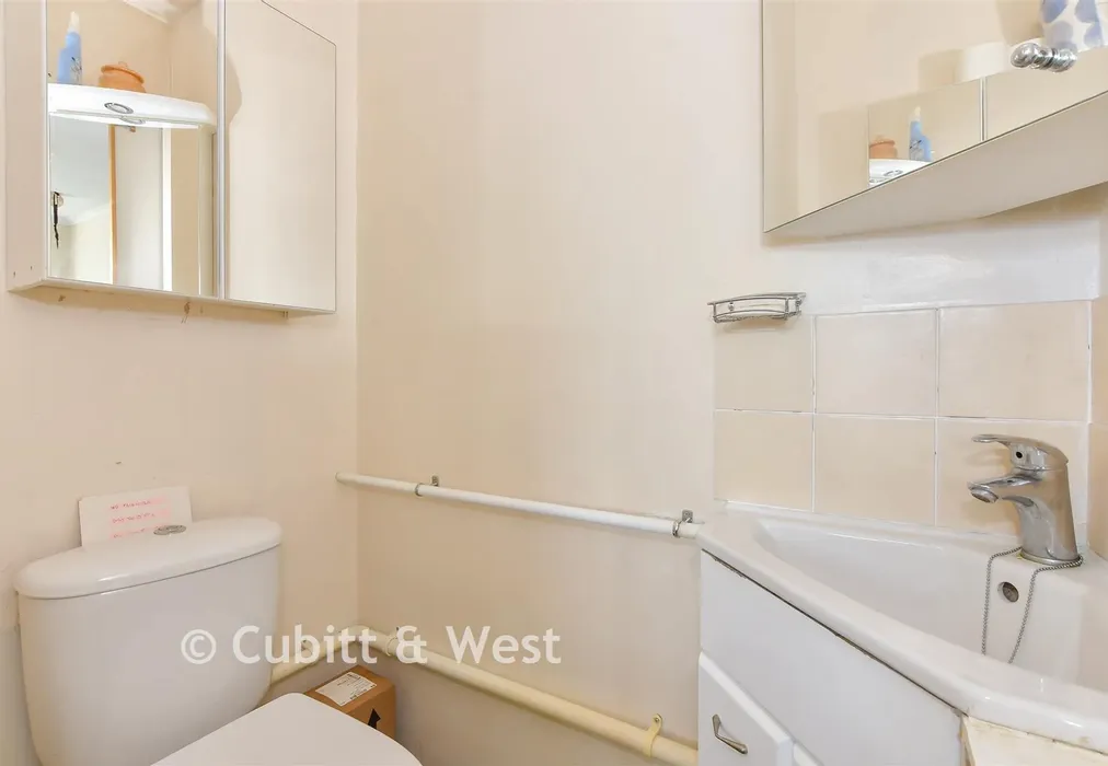 Internal Lifestyle Photograph - Maisemore Gardens, Emsworth, Hampshire - Wards of Kent