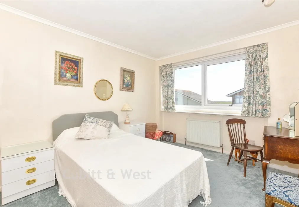 Bedroom 1 - Maisemore Gardens, Emsworth, Hampshire - Wards of Kent