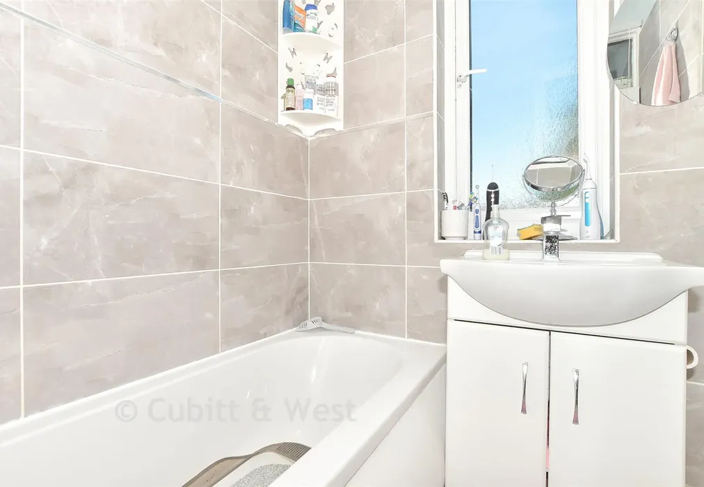Bathroom - Milner Road, Brighton, East Sussex - Wards of Kent