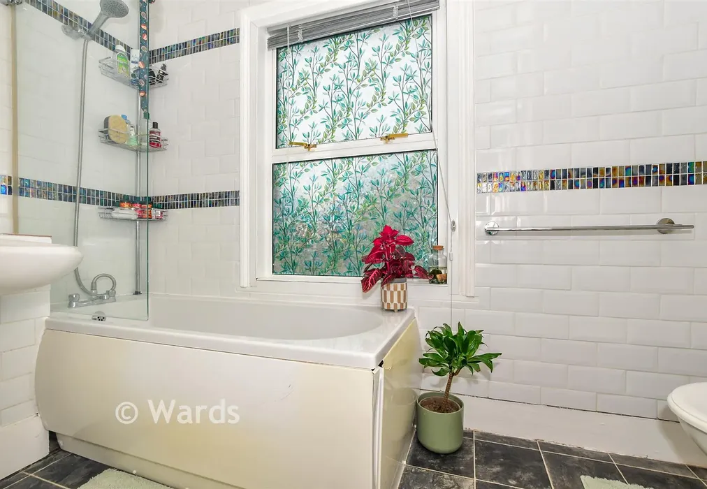 Bathroom - Uridge Road, Tonbridge, Kent - Wards of Kent