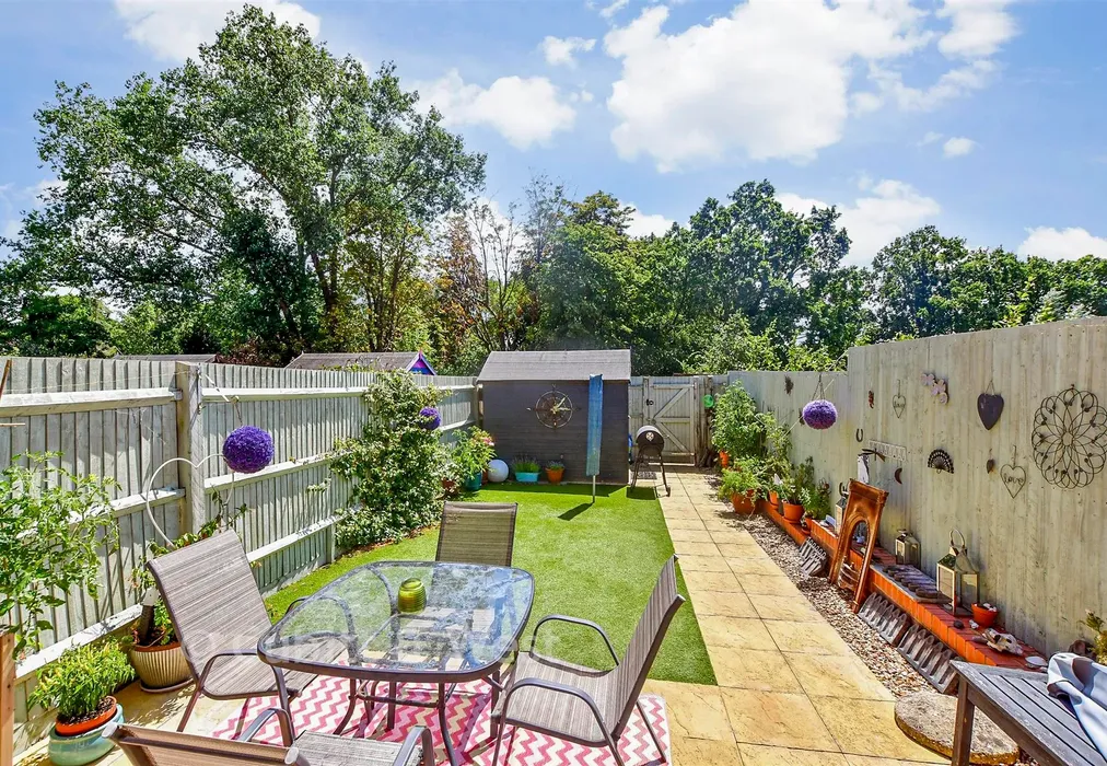 Rear Garden - Shipwrights Close, Emsworth, Hampshire - Wards of Kent