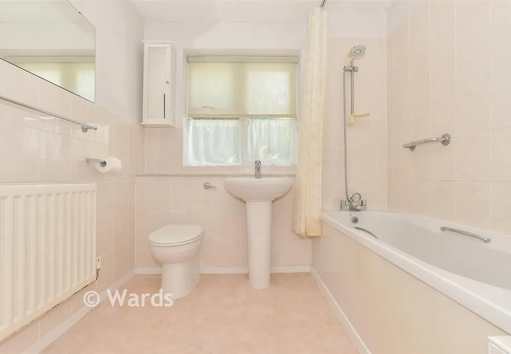 Bathroom - Rogersmead, Tenterden, Kent - Wards of Kent