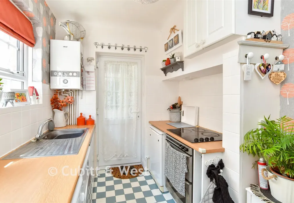 Kitchen - Southview Drive, Worthing, West Sussex - Wards of Kent