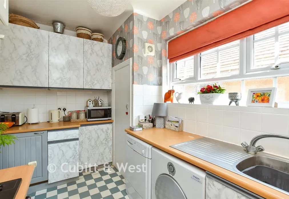 Kitchen - Southview Drive, Worthing, West Sussex - Wards of Kent