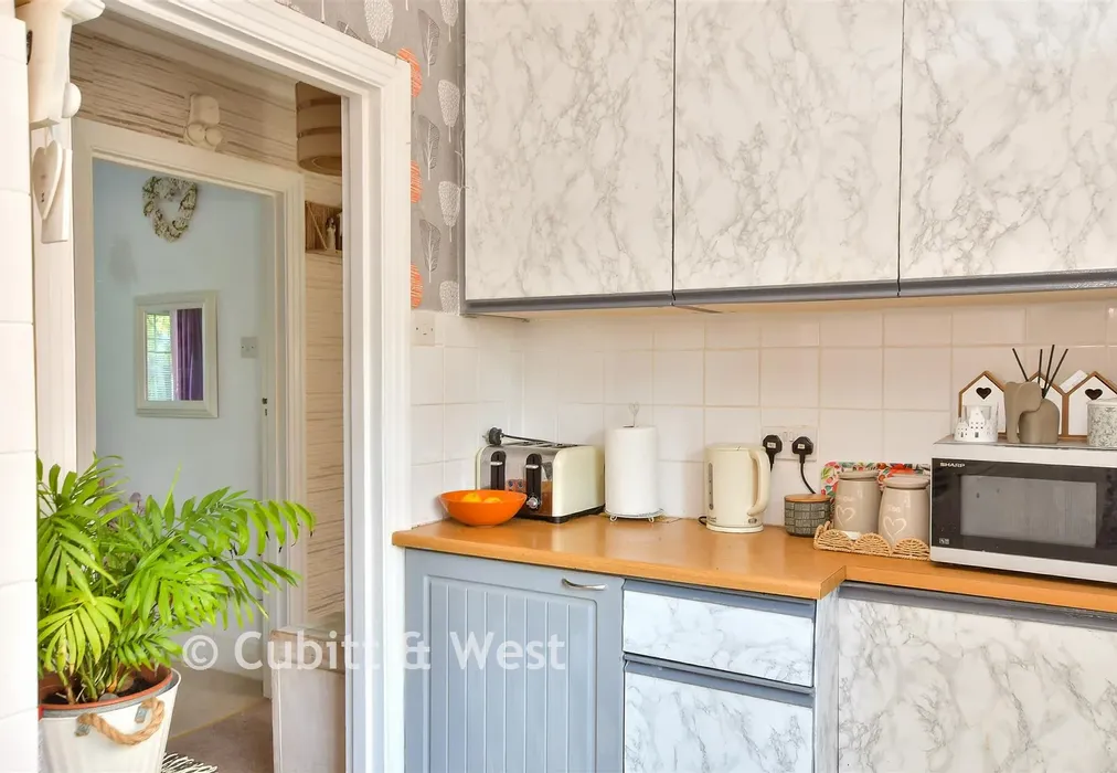 Kitchen - Southview Drive, Worthing, West Sussex - Wards of Kent