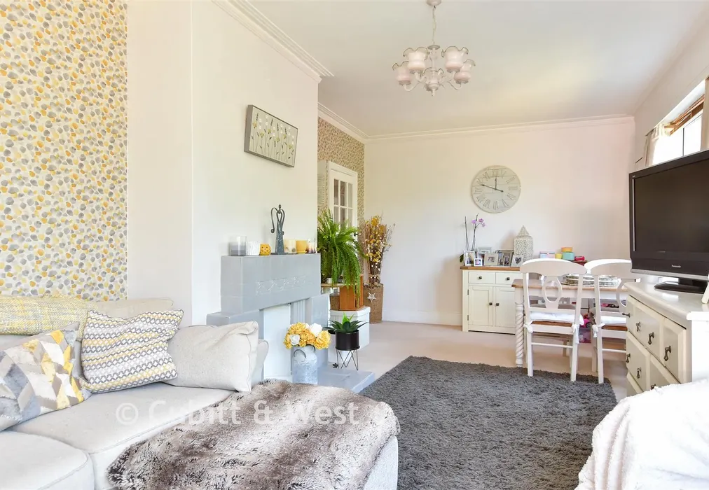 Lounge - Southview Drive, Worthing, West Sussex - Wards of Kent