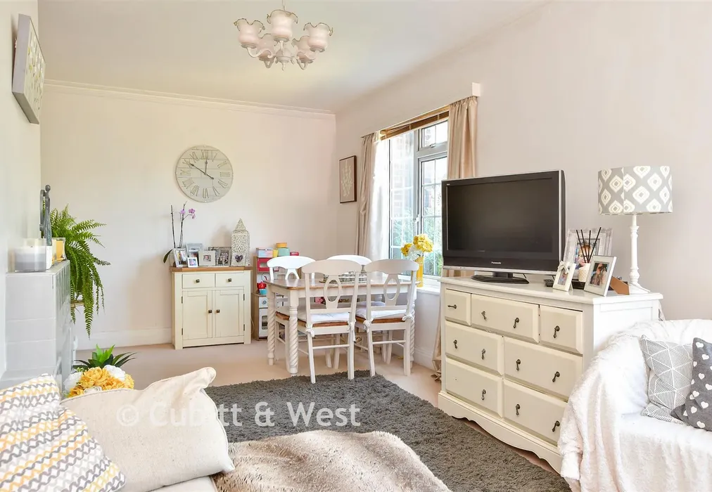 Lounge - Southview Drive, Worthing, West Sussex - Wards of Kent