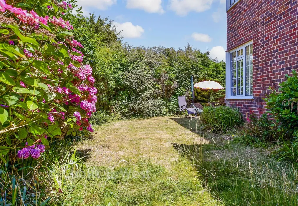 Rear Garden - Southview Drive, Worthing, West Sussex - Wards of Kent