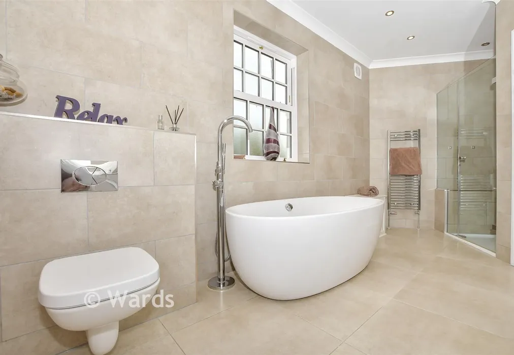 En-Suite Bathroom - Hollandbury Park, Kings Hill, Kent - Wards of Kent
