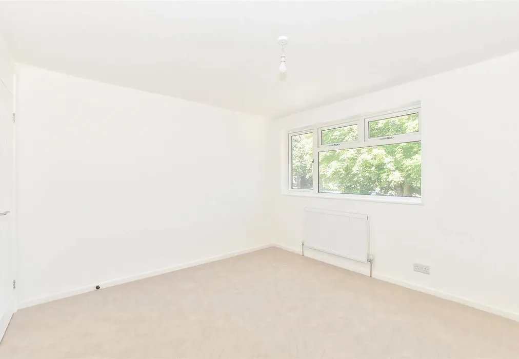 Bedroom 1 - Ryde Lands, Cranleigh, Surrey - Wards of Kent