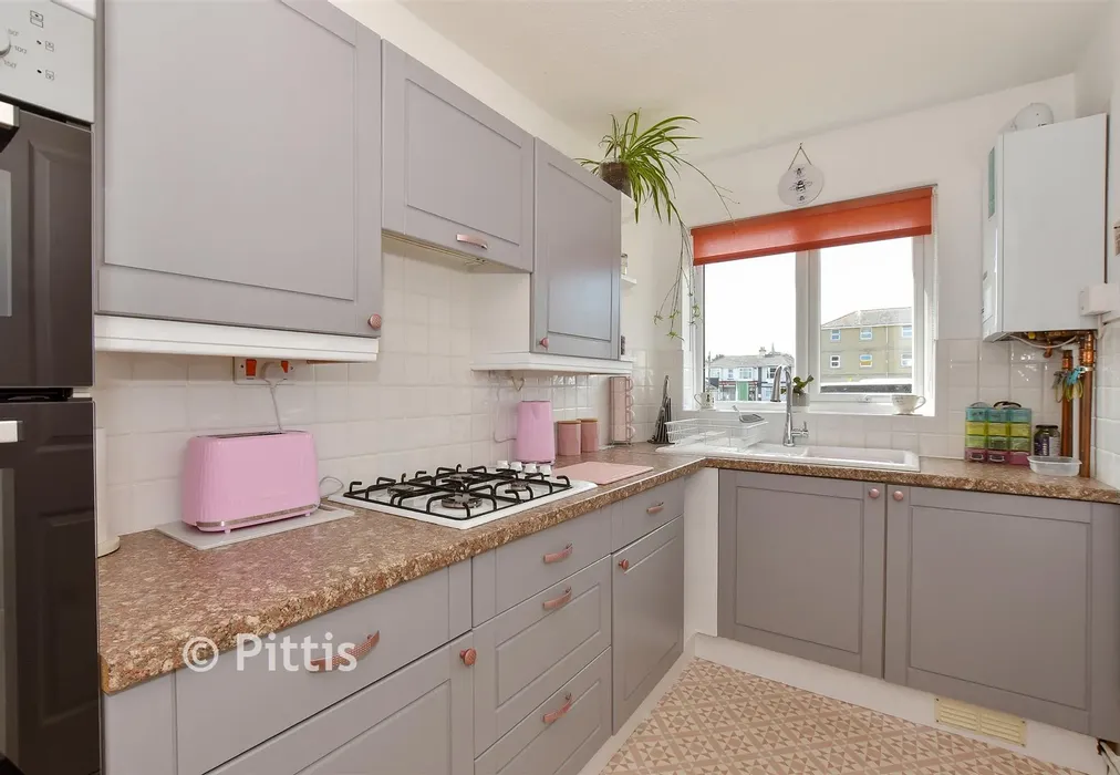Kitchen - Avenue Road, Shanklin, Isle of Wight - Wards of Kent