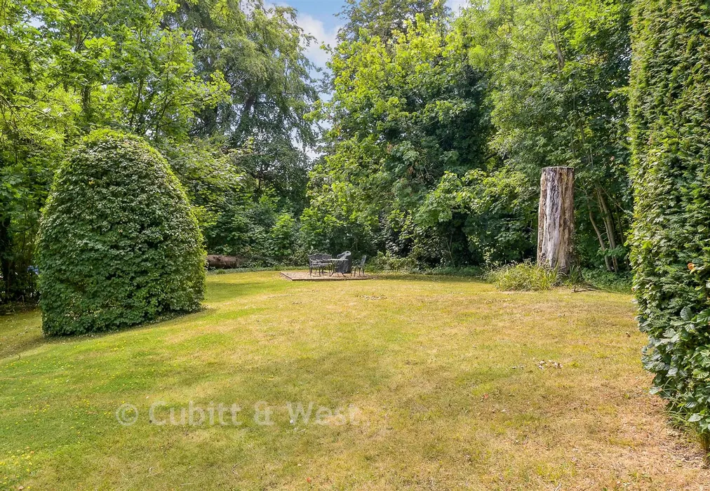 Communal Gardens - Downswood, Reigate, Surrey - Wards of Kent