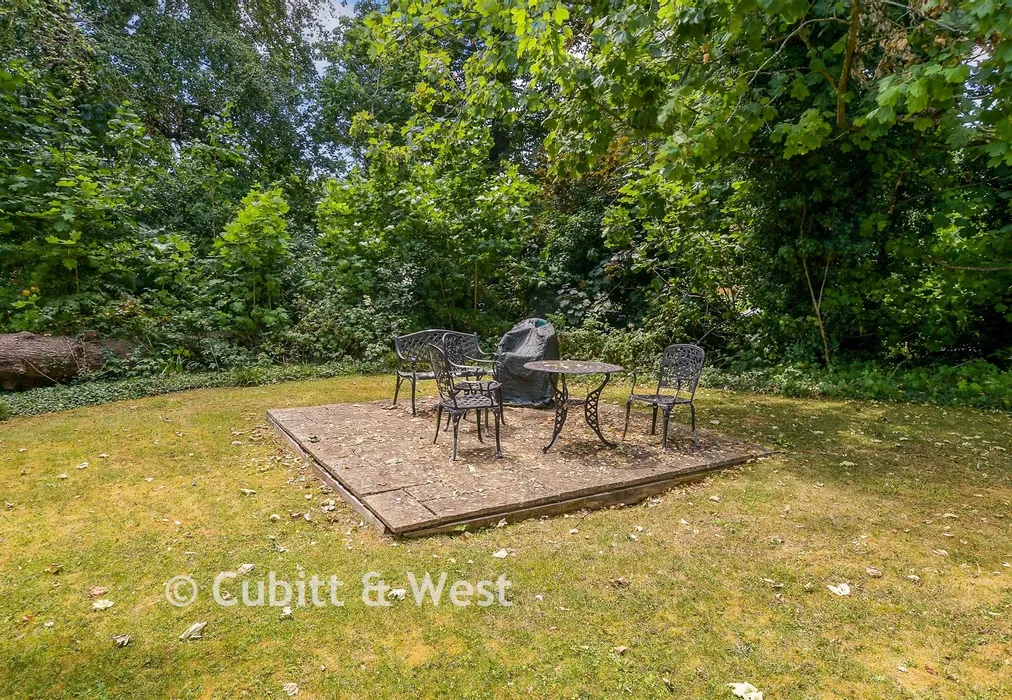 Communal Gardens - Downswood, Reigate, Surrey - Wards of Kent