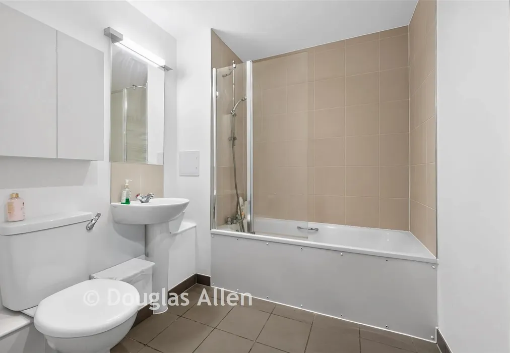 Bathroom - Linton Road, Barking, London - Wards of Kent