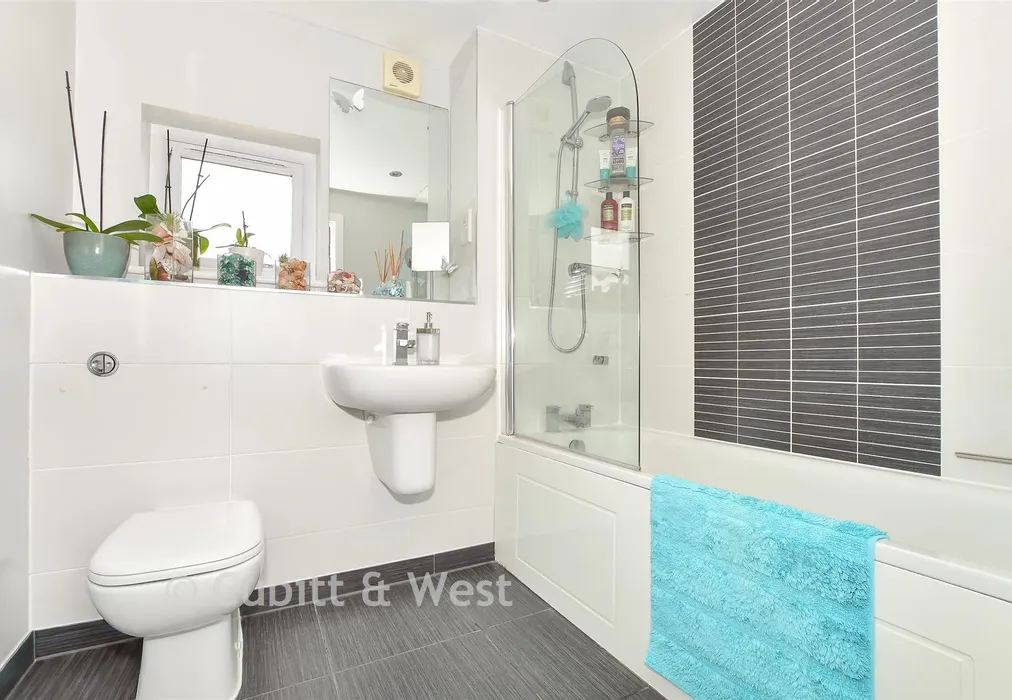 Bathroom - Cantelupe Road, East Grinstead, West Sussex - Wards of Kent