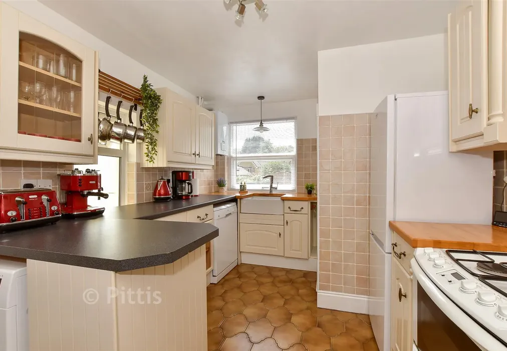 Kitchen - Grange Road, Shanklin, Isle of Wight - Wards of Kent