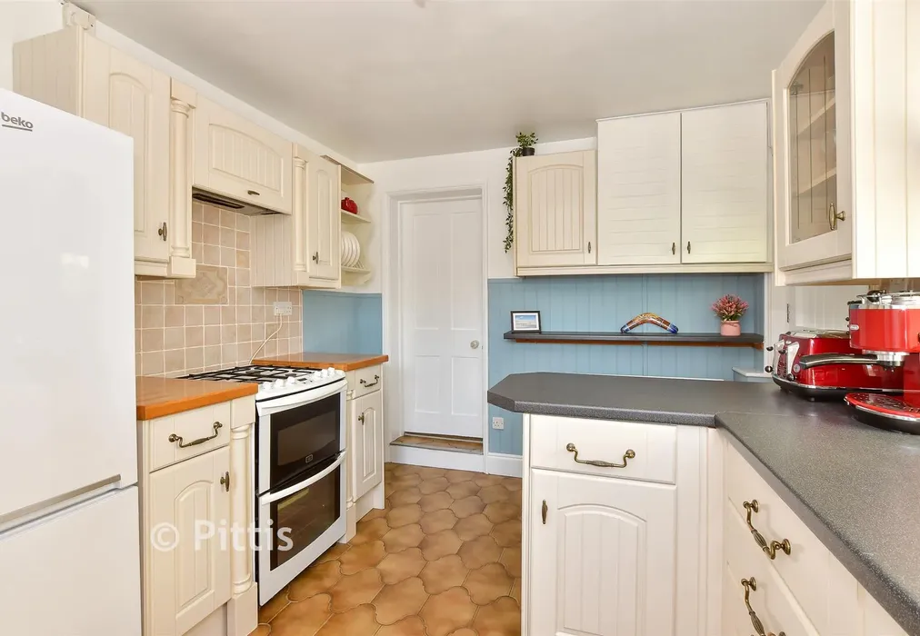 Kitchen - Grange Road, Shanklin, Isle of Wight - Wards of Kent